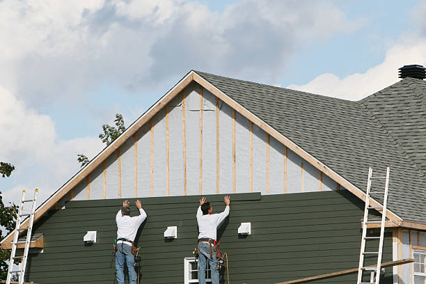 Professional Siding Replacement technician working in Edgewood, IN